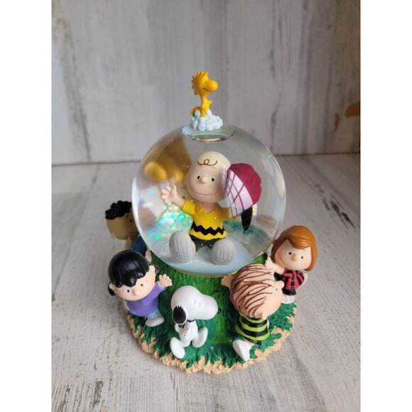 Peanuts Snoopy Our hero Linus Lucy snowglobe Westland xmas - Picture 4 of 9